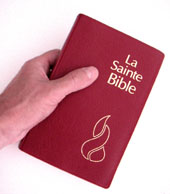 Bible tenue par une main